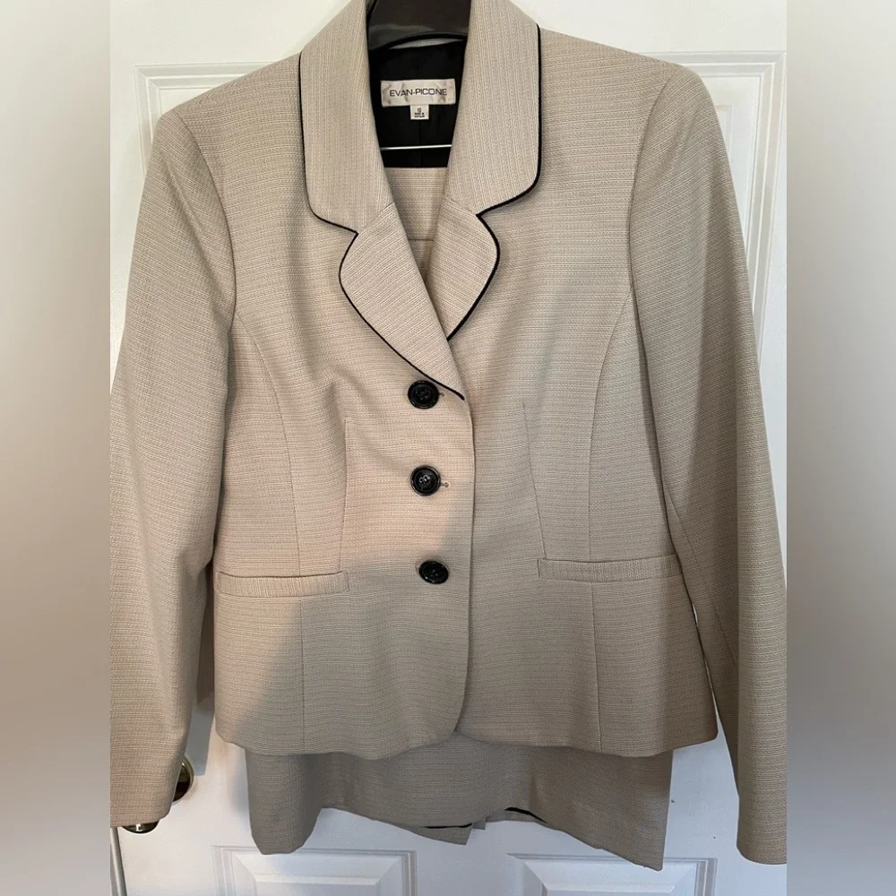 Suit - Picture 1 of 3